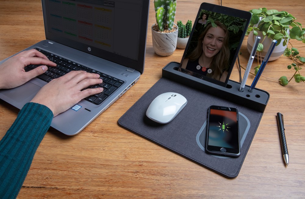 Air Mousepad mit 5W Wireless Charger und USB Air Mousepad mit 5W Wireless Charger und USB