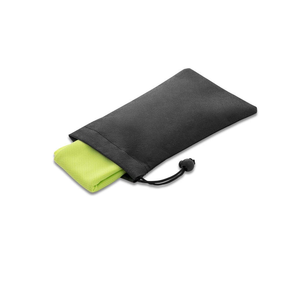 BERNAL. Sporthandtuch aus recyceltem Polyester (100% rPET) dient zur Erfrischung mit Vliesstoffbeutel