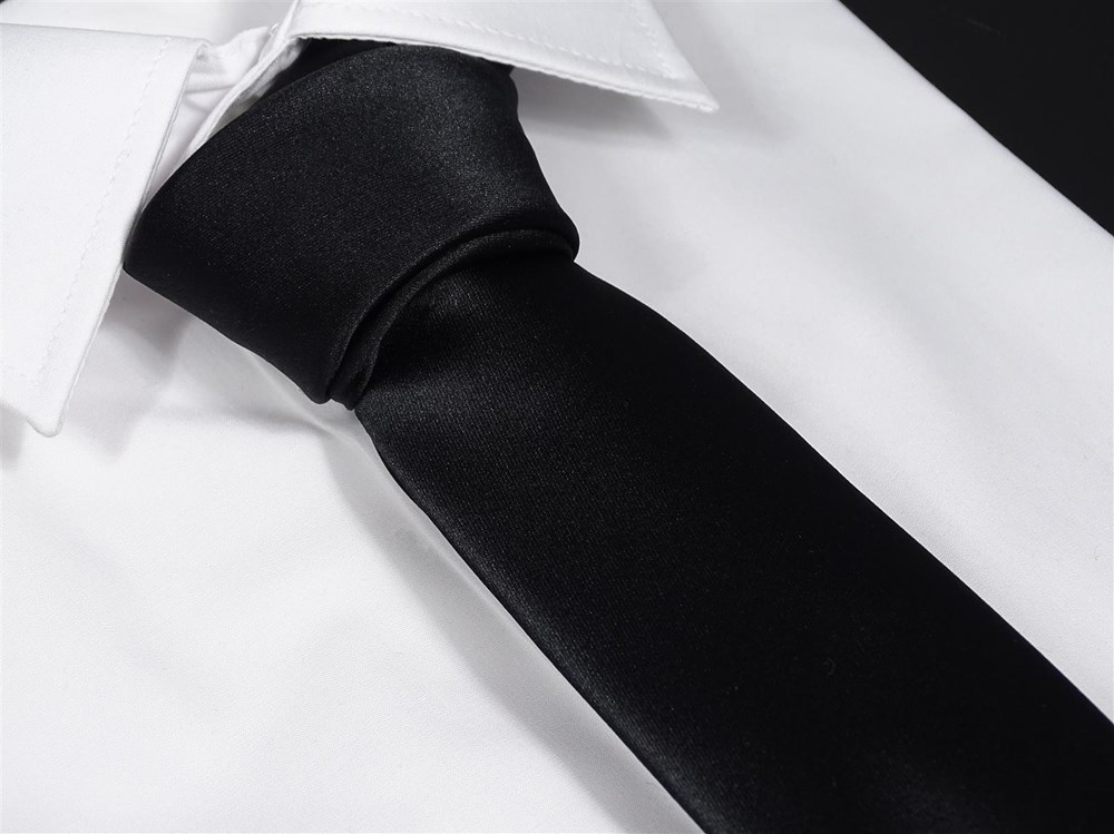 Krawattenset für Herren - Krawatte und Einstecktuch aus Satin Mikrofaser - Hangefertigt in Italien - 150 x 7 cm - schwarz