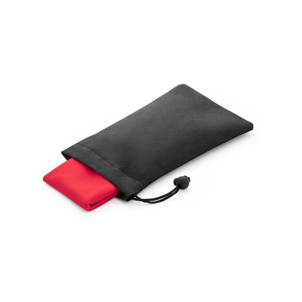 BERNAL. Sporthandtuch aus recyceltem Polyester (100% rPET) dient zur Erfrischung mit Vliesstoffbeutel - rot